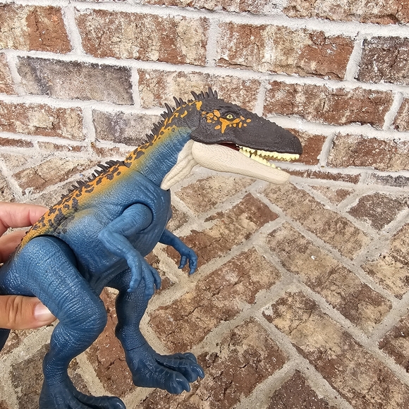 Jurassic World Mega Destroyer Blue Carcharodontosaurus - Picture 3 of 7